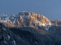 Sonnwendwand in abendliches Sonnenlicht getaucht
